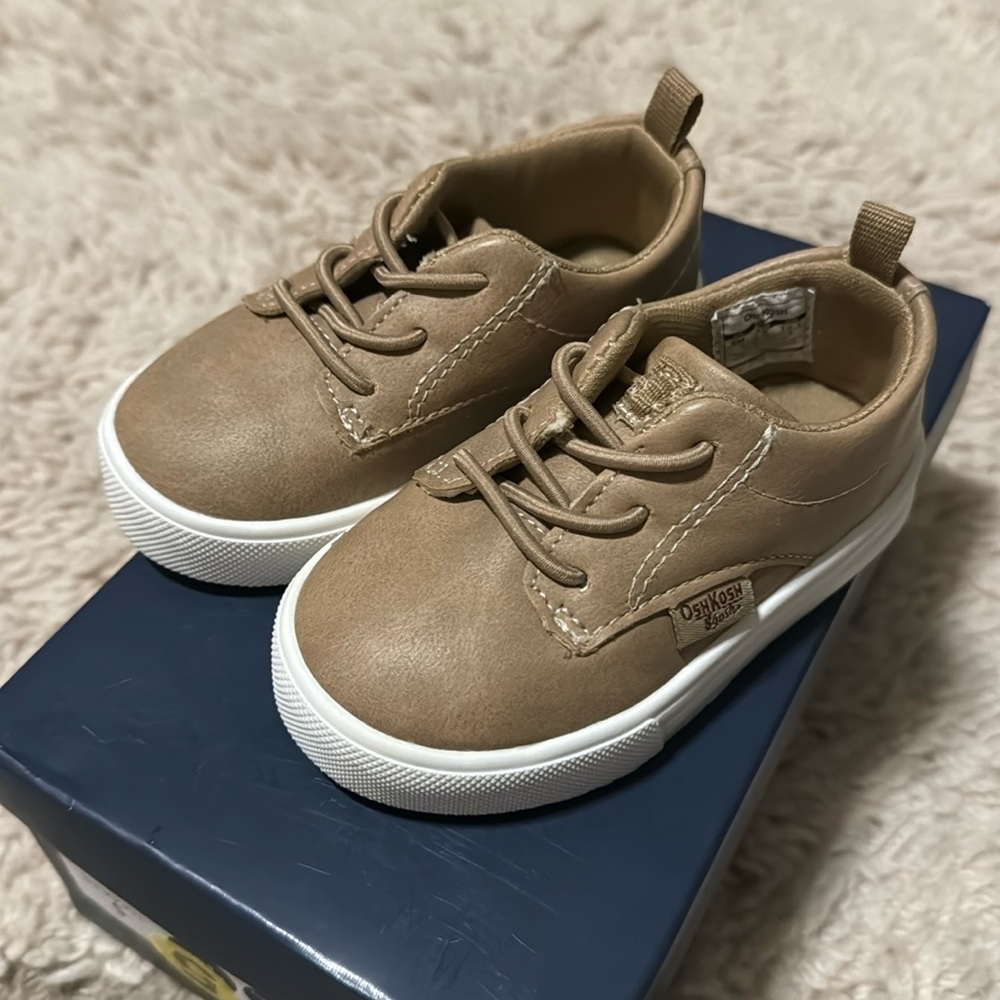 Oshkosh size 5 shoes